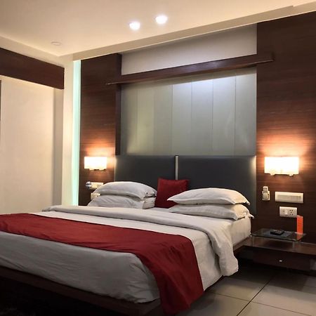 Pearl Hotel & Banquets Ahmedabad Exteriör bild