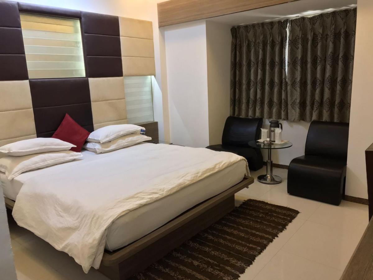 Pearl Hotel & Banquets Ahmedabad Exteriör bild