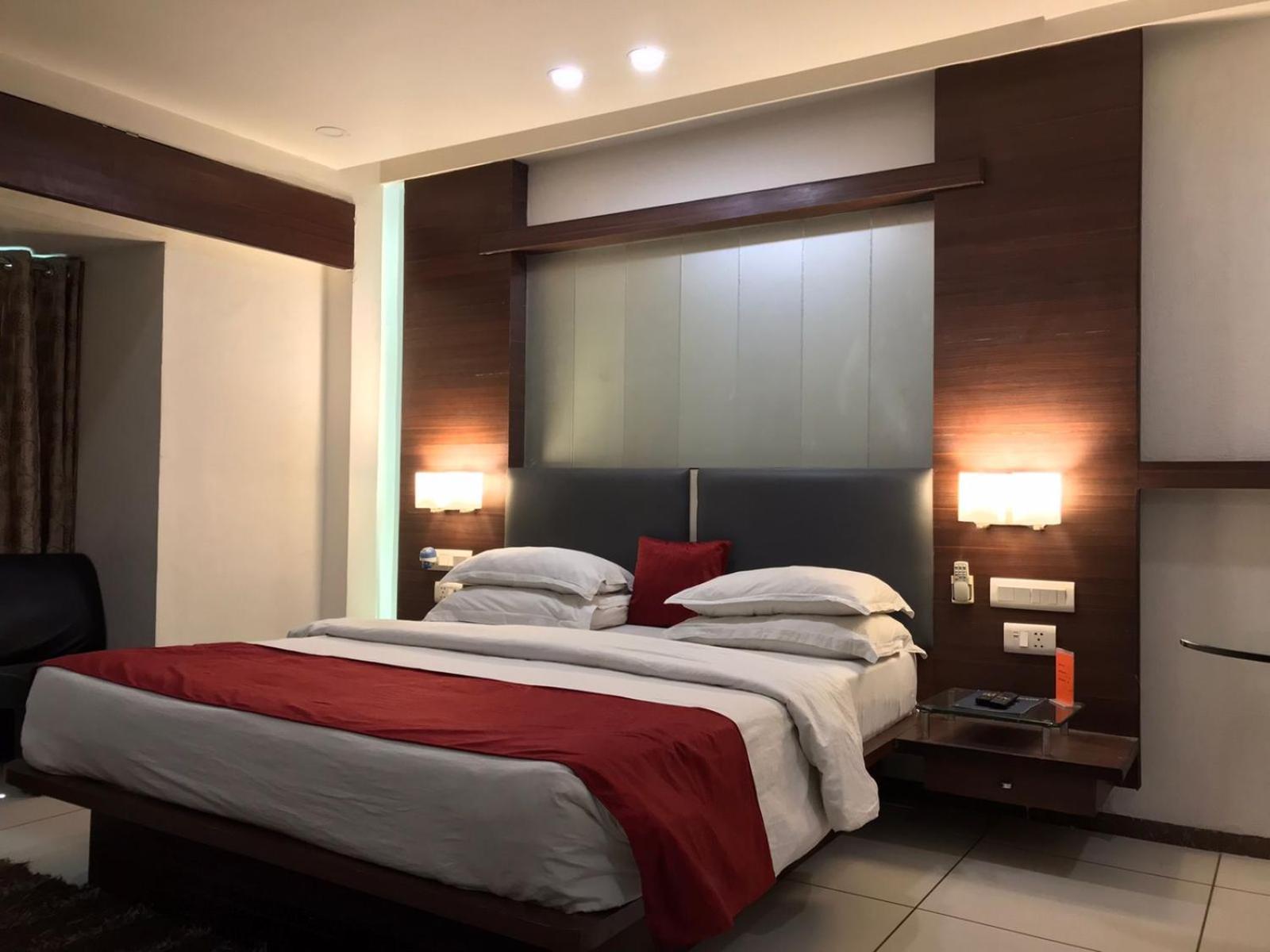 Pearl Hotel & Banquets Ahmedabad Exteriör bild