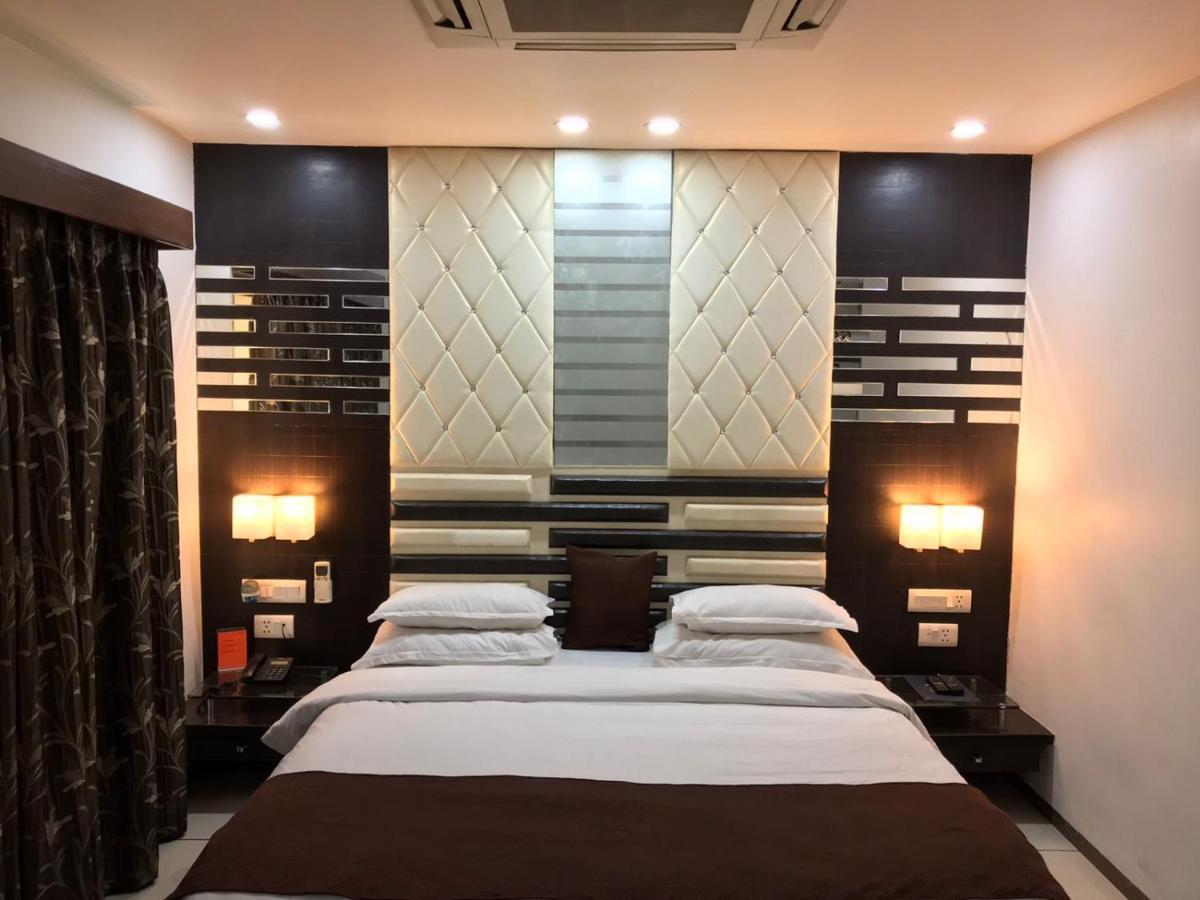 Pearl Hotel & Banquets Ahmedabad Exteriör bild