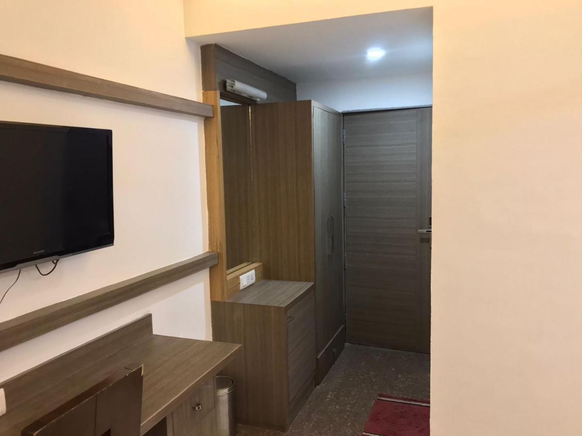 Pearl Hotel & Banquets Ahmedabad Exteriör bild