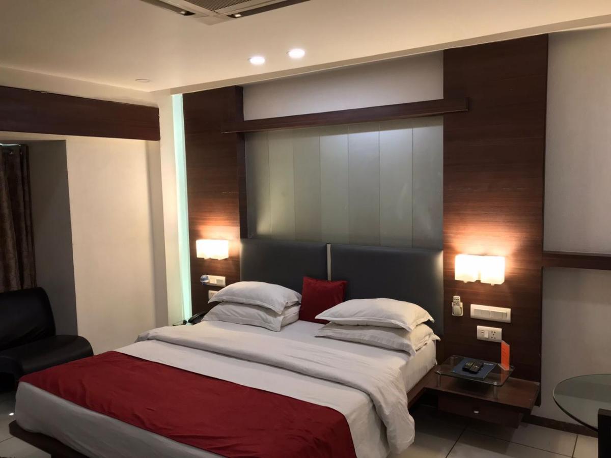 Pearl Hotel & Banquets Ahmedabad Exteriör bild