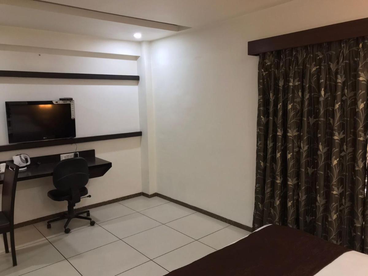 Pearl Hotel & Banquets Ahmedabad Exteriör bild