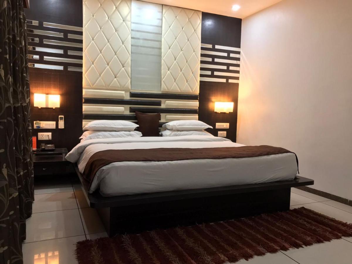 Pearl Hotel & Banquets Ahmedabad Exteriör bild