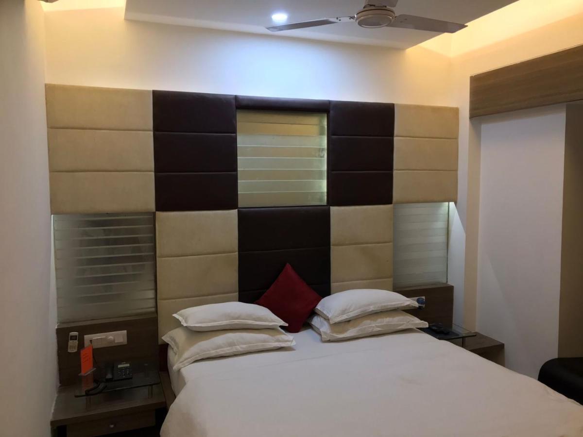 Pearl Hotel & Banquets Ahmedabad Exteriör bild
