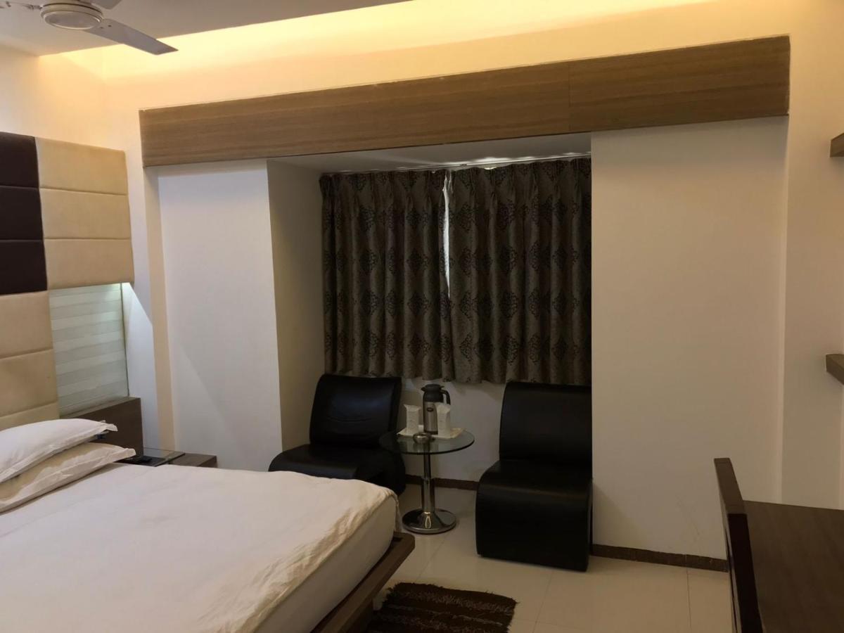 Pearl Hotel & Banquets Ahmedabad Exteriör bild