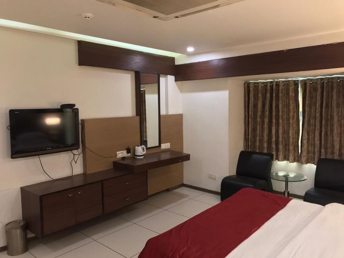 Pearl Hotel & Banquets Ahmedabad Exteriör bild
