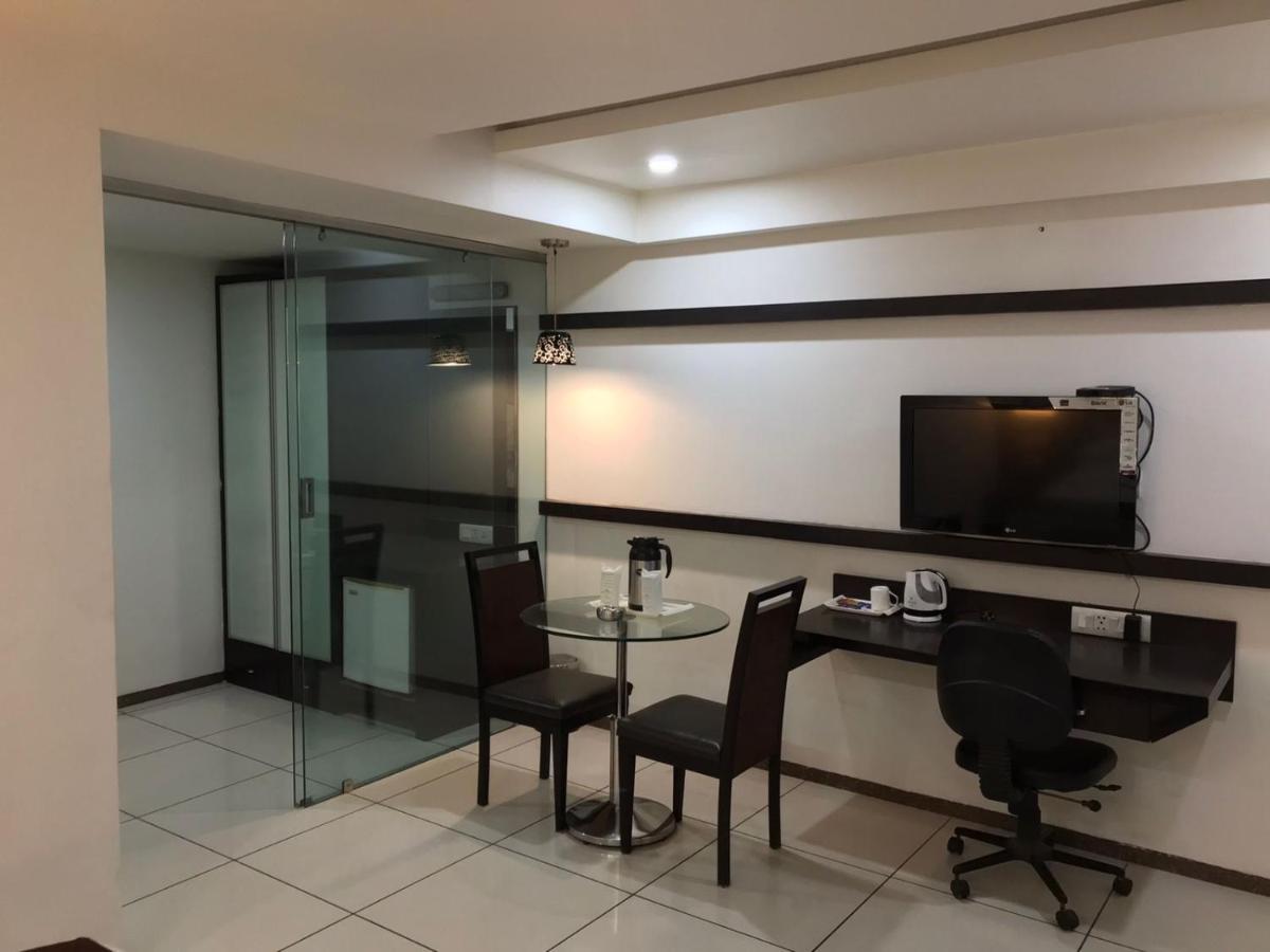 Pearl Hotel & Banquets Ahmedabad Exteriör bild