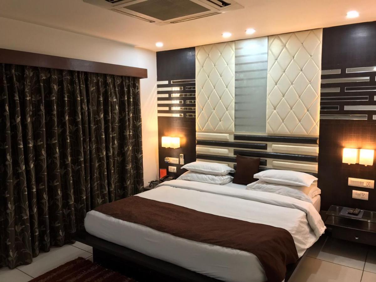 Pearl Hotel & Banquets Ahmedabad Exteriör bild