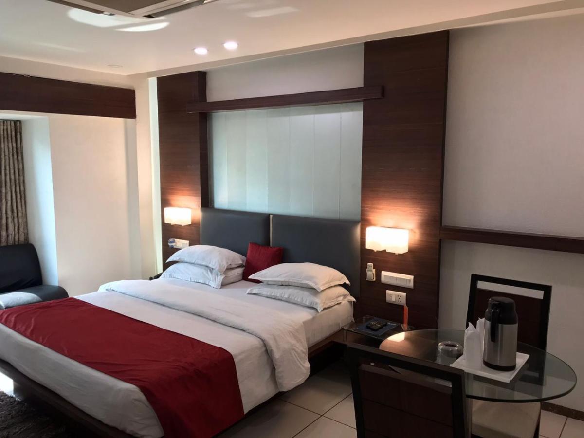 Pearl Hotel & Banquets Ahmedabad Exteriör bild