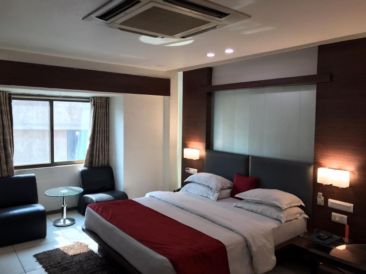 Pearl Hotel & Banquets Ahmedabad Exteriör bild