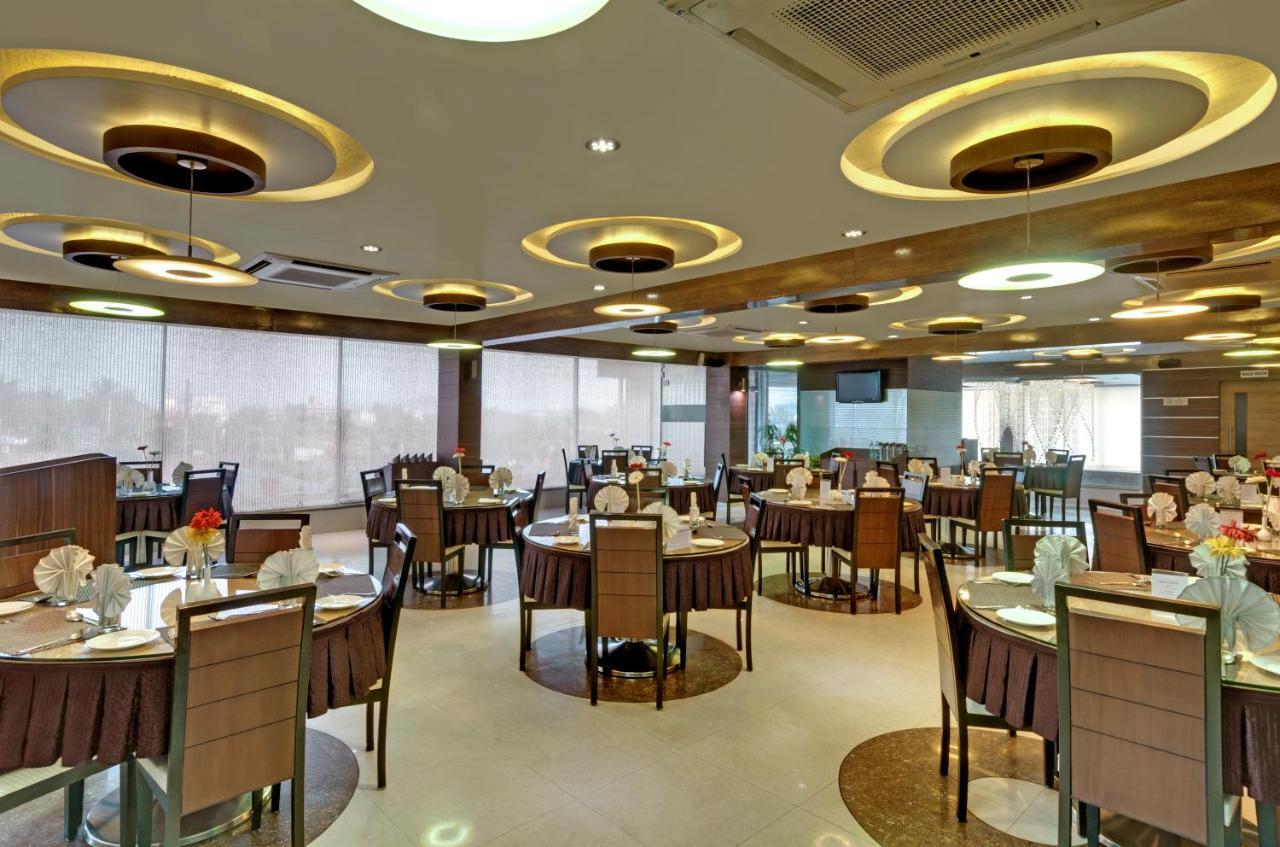 Pearl Hotel & Banquets Ahmedabad Exteriör bild